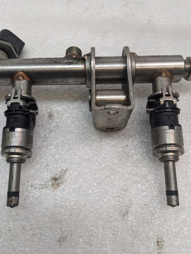 2014-18 PORSCHE MACAN PANAMERA LEFT FUEL RAIL W/INJECTORS 94611011800 USED R23