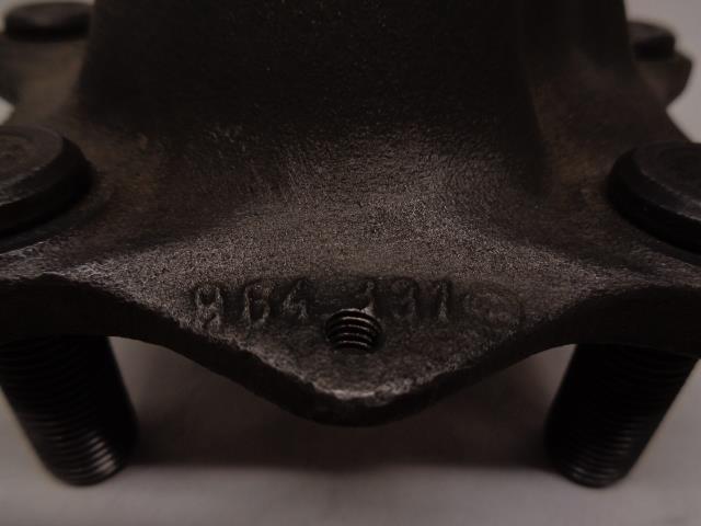 1 USED PORSCHE CARRERA WHEEL HUB w/ BOLTS 964 331 605 04/964 331 065 04 R25T6