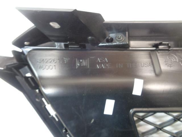 New Cadillac Grille in Midnight Silver (For vehicle w/o Surround vision) R32