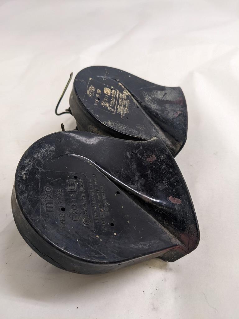 PORSCHE 84-91 944 LOW PITCH TONE ELECTRIC HORN SIREN MIXO TR129 PAIR USED R21