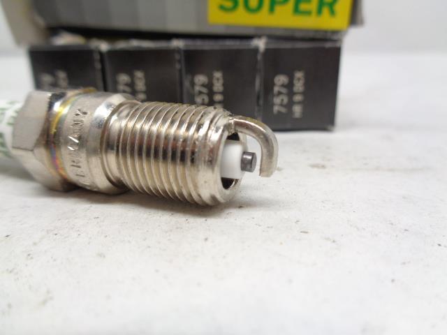 BRAND NEW BOSCH CHEVY GMC SUPER SPARK PLUG 9-PACK 7579 R13T3