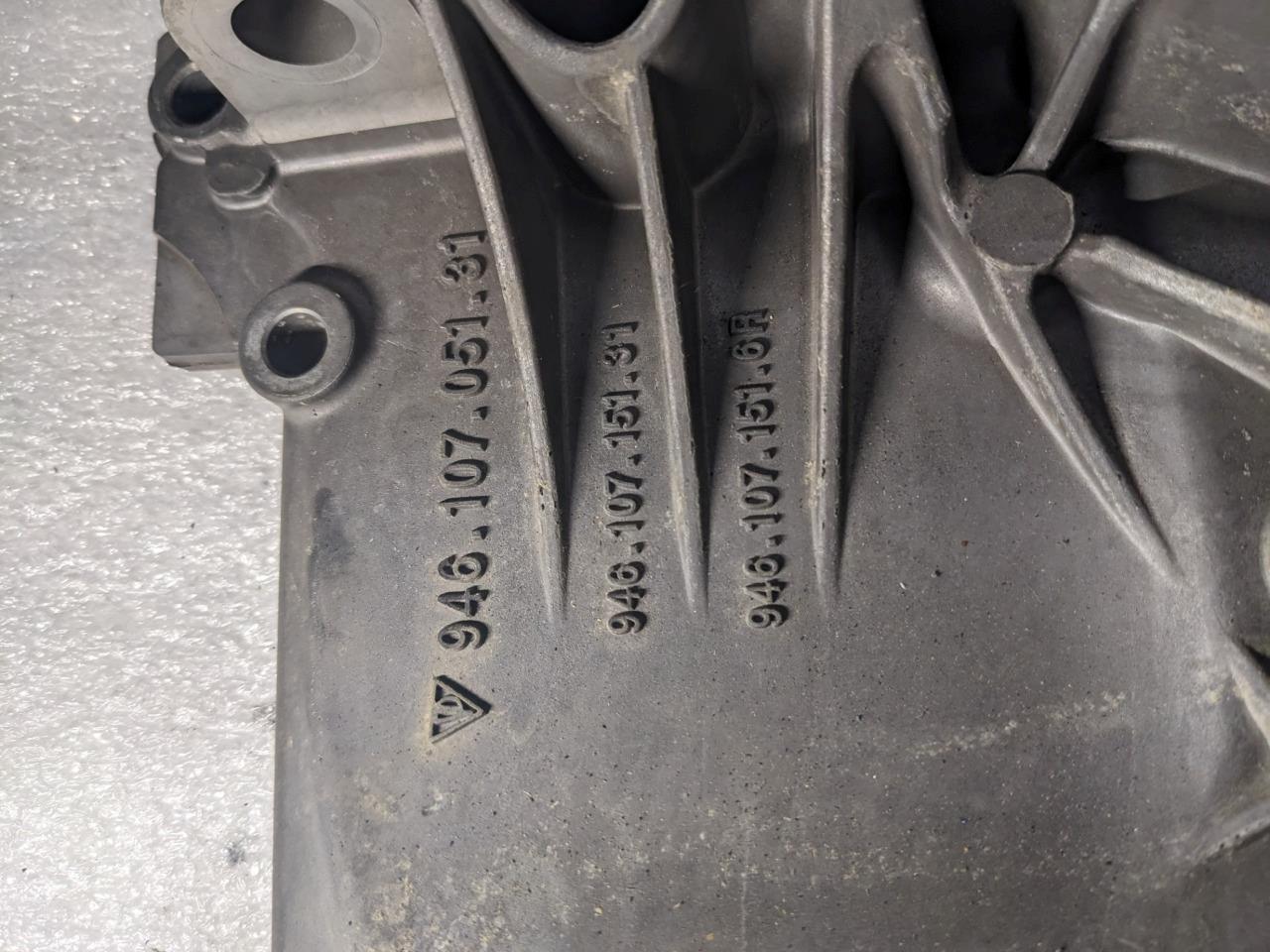 PORSCHE MACAN OIL-CONDUCTING HOUSING 94610705131 USED/GENUINE R25