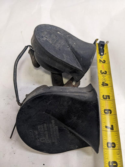PORSCHE 84-91 944 LOW PITCH TONE ELECTRIC HORN SIREN MIXO TR129 PAIR #2 USED R21