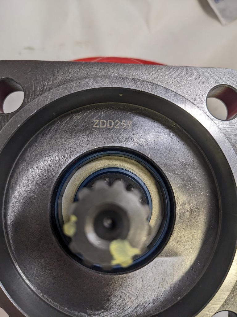 EATON FULLER HYDRAULIC GEAR PUMP 13-SPLINE PTBELA16N14 Z2305684010 NEW R11