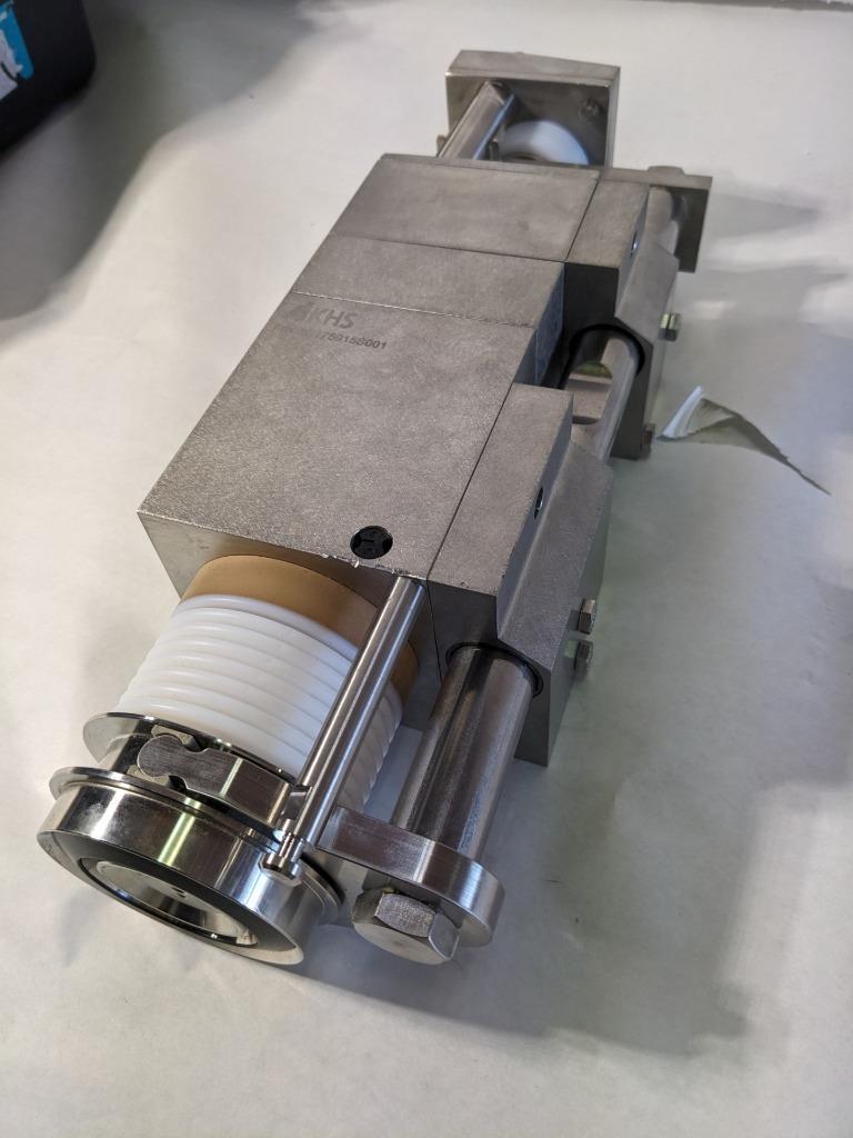 KHS PNEUMATIC CYLINDER 65175533S001 W/ APACHE 3800 CASE 8.39 X 5.6 X 3.25" R35