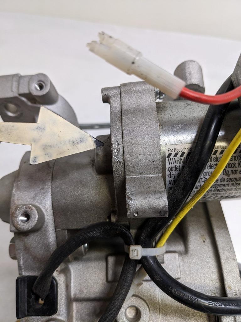 INCOMPLETE BRIGGS AND STRATTON 593663 SMALL ENGINE CYLINDER CASE & PARTS NEW R32