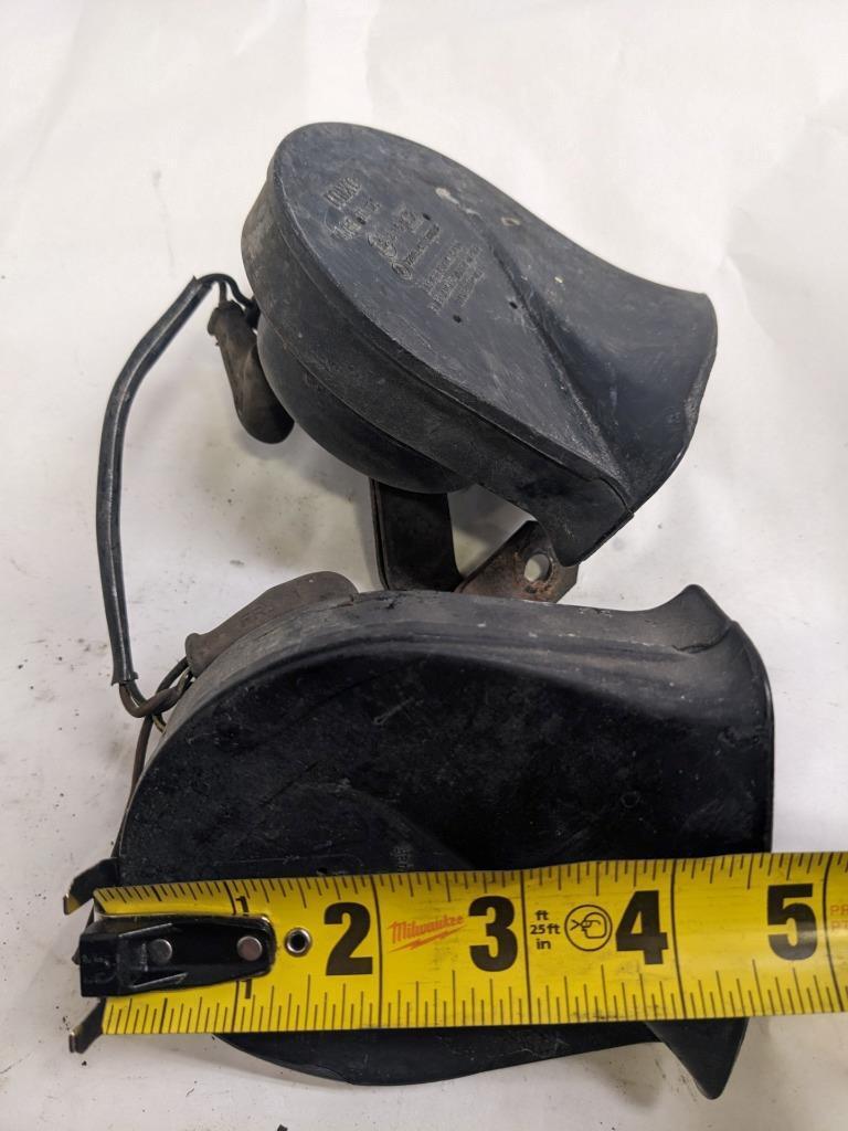 PORSCHE 84-91 944 LOW PITCH TONE ELECTRIC HORN SIREN MIXO TR129 PAIR #2 USED R21