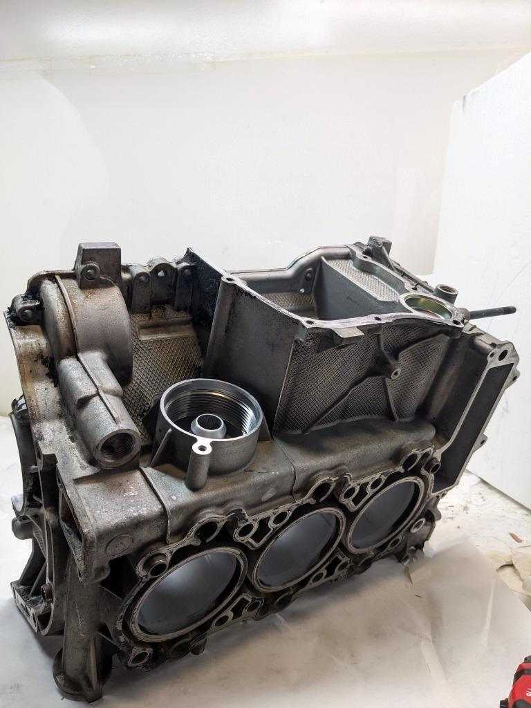 PORSCHE 911/996 3.4L RIGHT AND LEFT SIDE ENGINE BLOCK 9961011510R USED 996BGL2
