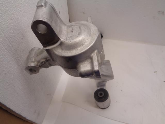 NISSAN FRONT CONTROL ARM LOWER RIGHT ASSY . 54500-1CAOC R16