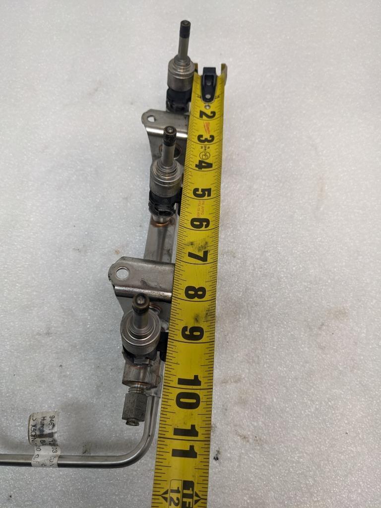 2014-18 PORSCHE MACAN PANAMERA RIGHT FUEL RAIL W/INJECTORS 94611011700 USED R23