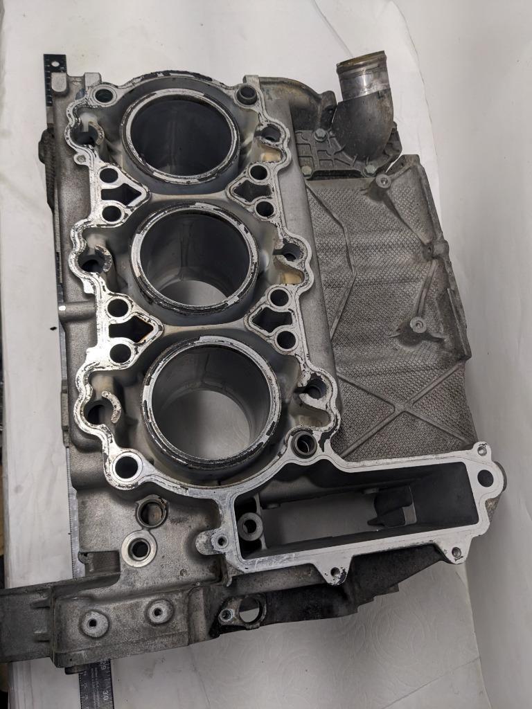 PORSCHE RIGHT/LEFT BARE ENGINE CASE FOR 97-04 BOXSTER 2.7L USED 996BGL2