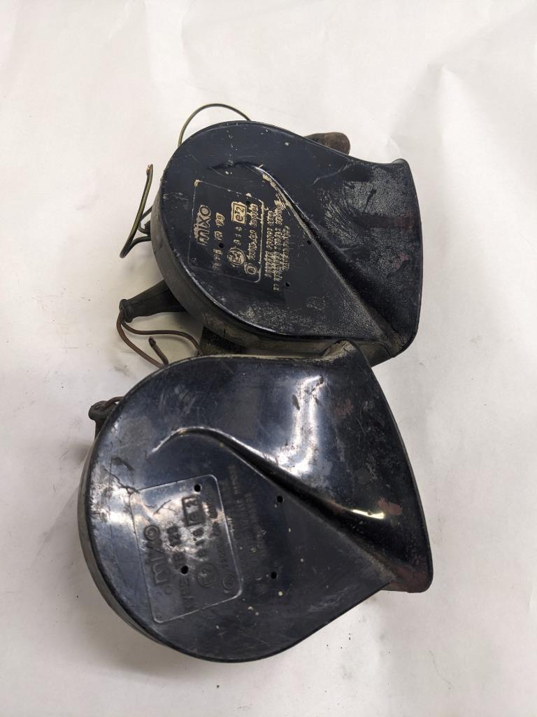 PORSCHE 84-91 944 LOW PITCH TONE ELECTRIC HORN SIREN MIXO TR129 PAIR USED R21