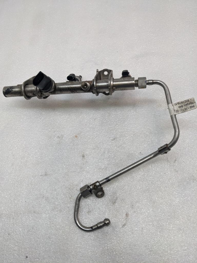 2014-18 PORSCHE MACAN PANAMERA LEFT FUEL RAIL W/INJECTORS 94611011800 USED R23