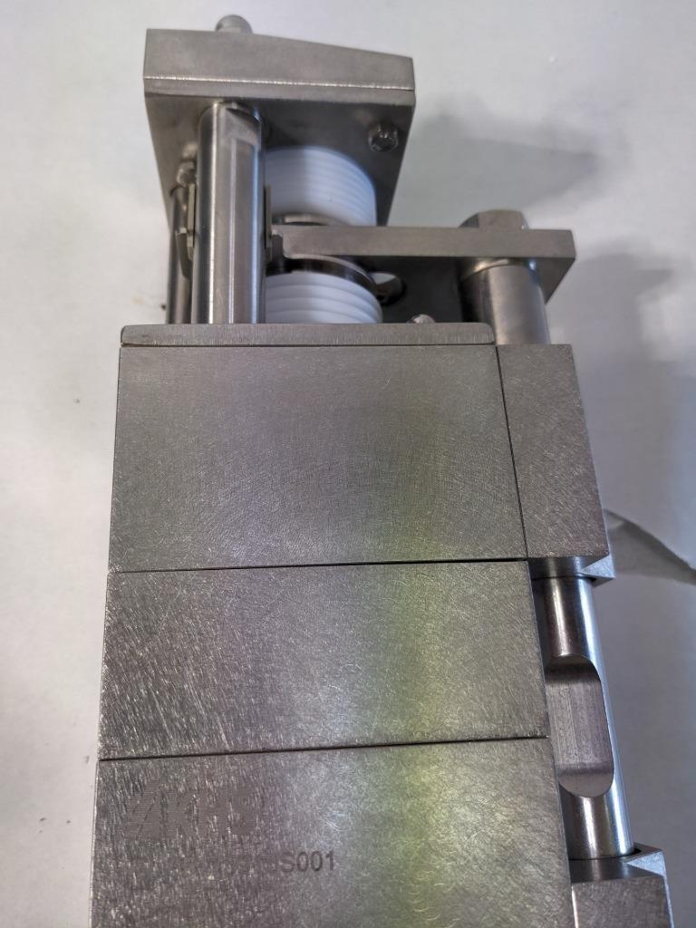 KHS PNEUMATIC CYLINDER 65175533S001 W/ APACHE 3800 CASE 8.39 X 5.6 X 3.25" R35