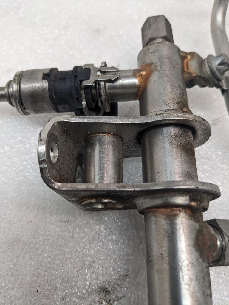 2014-18 PORSCHE MACAN PANAMERA RIGHT FUEL RAIL W/INJECTORS 94611011700 USED R23