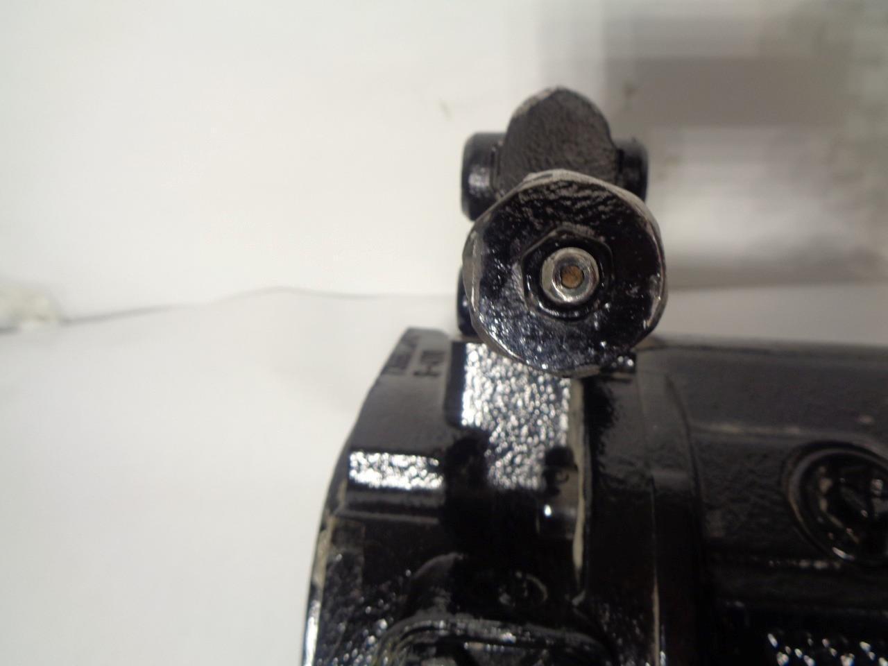 BOSCH REXROTH LA10VO28DR/31R-VSC62K01-S1743 HYDRAULIC PUMP NEW J2