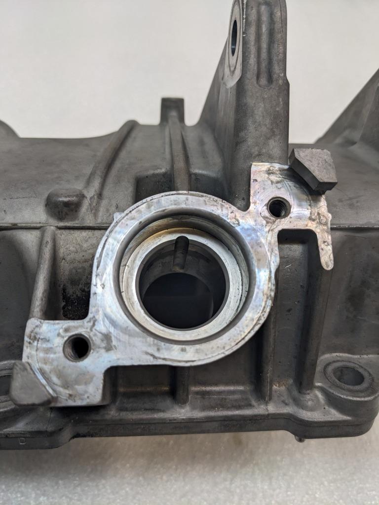 PORSCHE CAYENNE 15-18 RIGHT ENGINE VALVE CYLINDER HEAD COVER 94610513545 R24