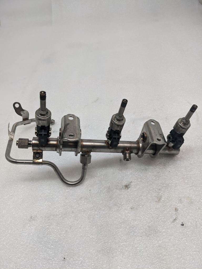 2014-18 PORSCHE MACAN PANAMERA RIGHT FUEL RAIL W/INJECTORS 94611011700 USED R23