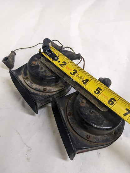 PORSCHE 84-91 944 LOW PITCH TONE ELECTRIC HORN SIREN MIXO TR129 PAIR USED R21