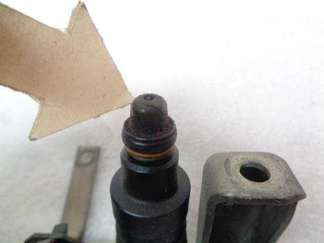 PORSCHE FUEL RAIL AND FUEL REGULATOR FOR 83-85 PORSCHE 944 USED R20