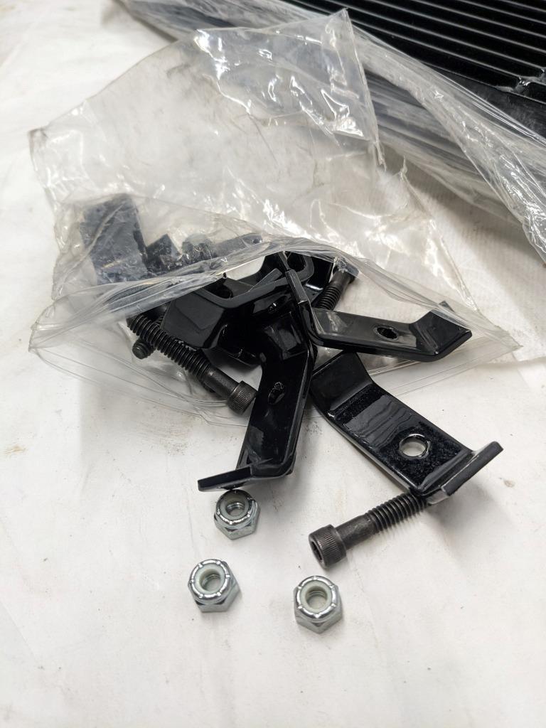 CARRIAGE WORKS 43912 BOLT-OVER GRILLE FOR 07-09 SILVERADO 2500-3500 HD NEW #1 SR