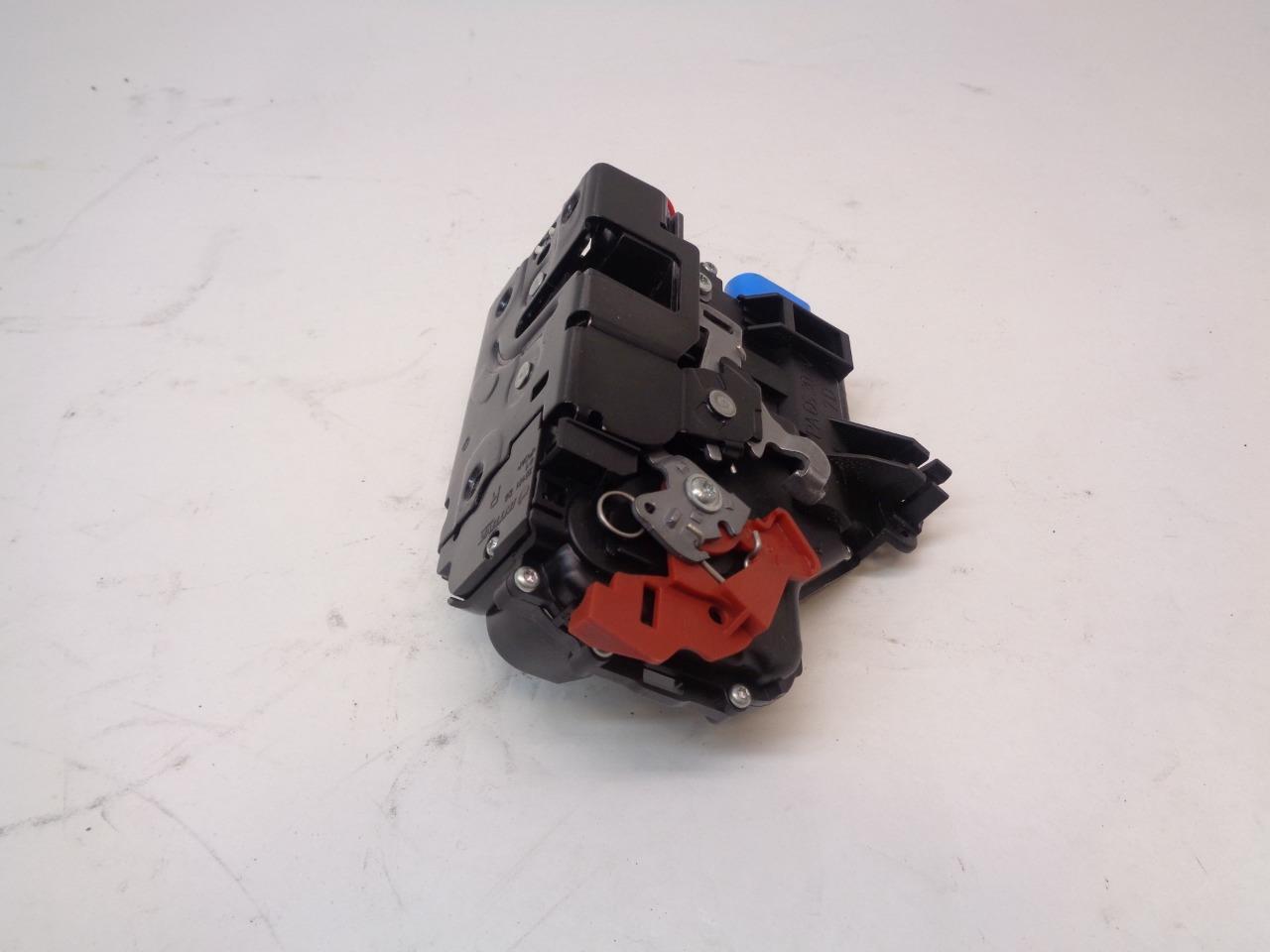 GENUINE PORSCHE 911 CARRERA BOXSTER RIGHT DOOR LOCK MECHANISM 3D1837016 R23TE