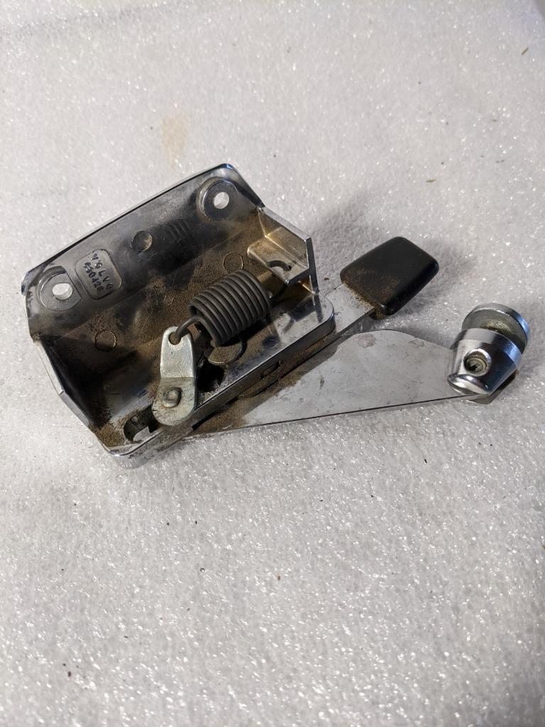 VOLVO 680428 RIGHT REAR WINDOW HANDLE HINGE CHROME FOR 75-93 VOLVO 140 NEW R24T4