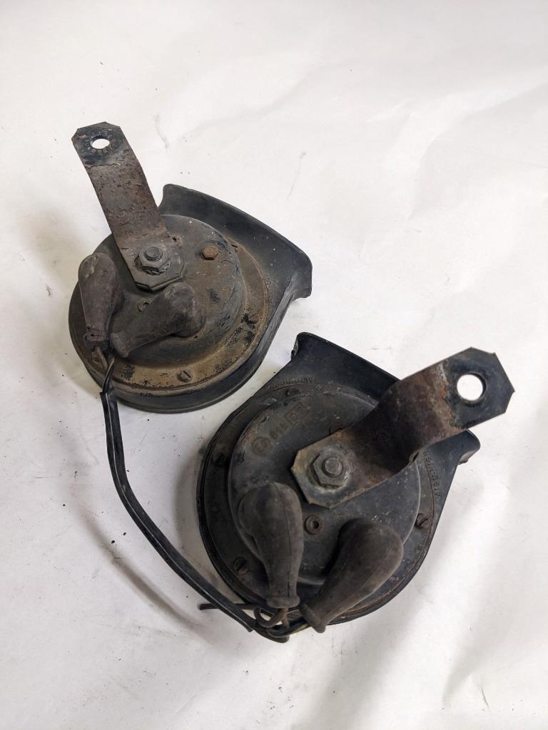 PORSCHE 84-91 944 LOW PITCH TONE ELECTRIC HORN SIREN MIXO TR129 PAIR #2 USED R21
