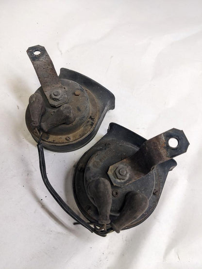 PORSCHE 84-91 944 LOW PITCH TONE ELECTRIC HORN SIREN MIXO TR129 PAIR #2 USED R21