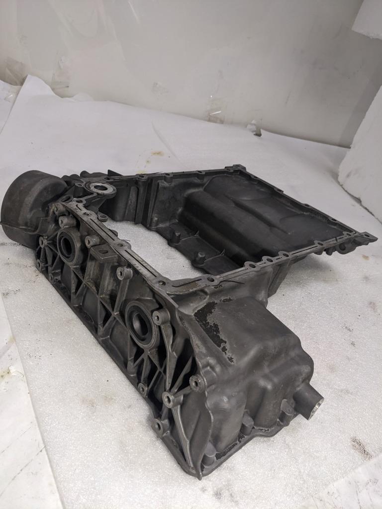 PORSCHE MACAN OIL-CONDUCTING HOUSING 94610705131 USED/GENUINE R25