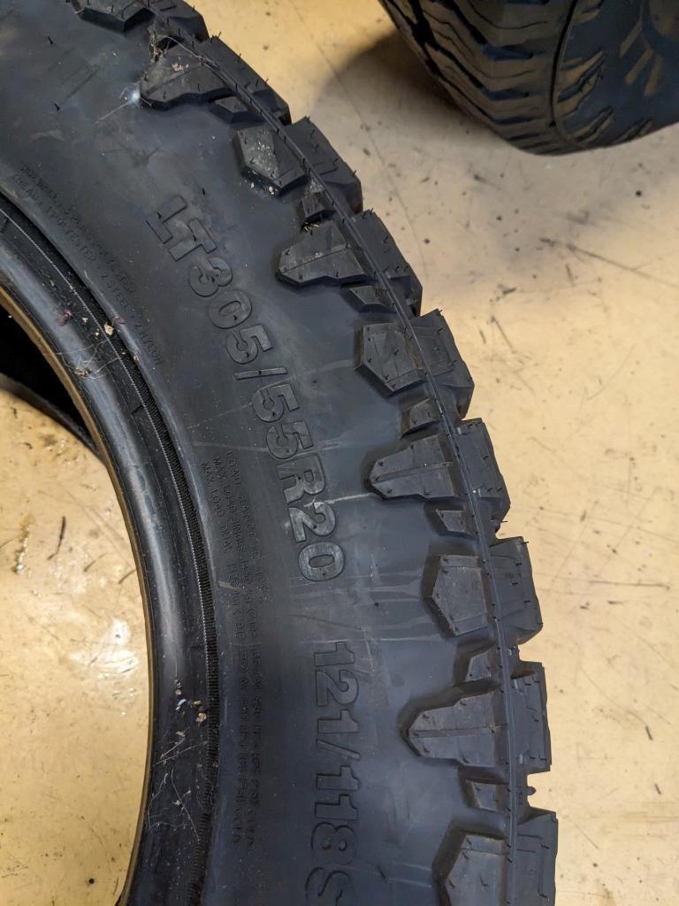 2 VENOM POWER TERRA HUNTER R/T  LT 305 55 20 121/118S LRF 12PLY TIRES TVPRT14NL