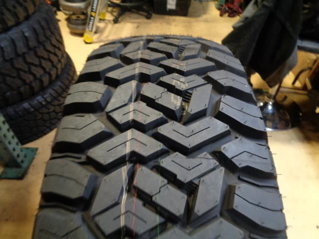 FURY COUNTRY HUNTER R/T LT 37 12.50 17  124Q LRD 8 PLY TIRE RT37125017 BQ4