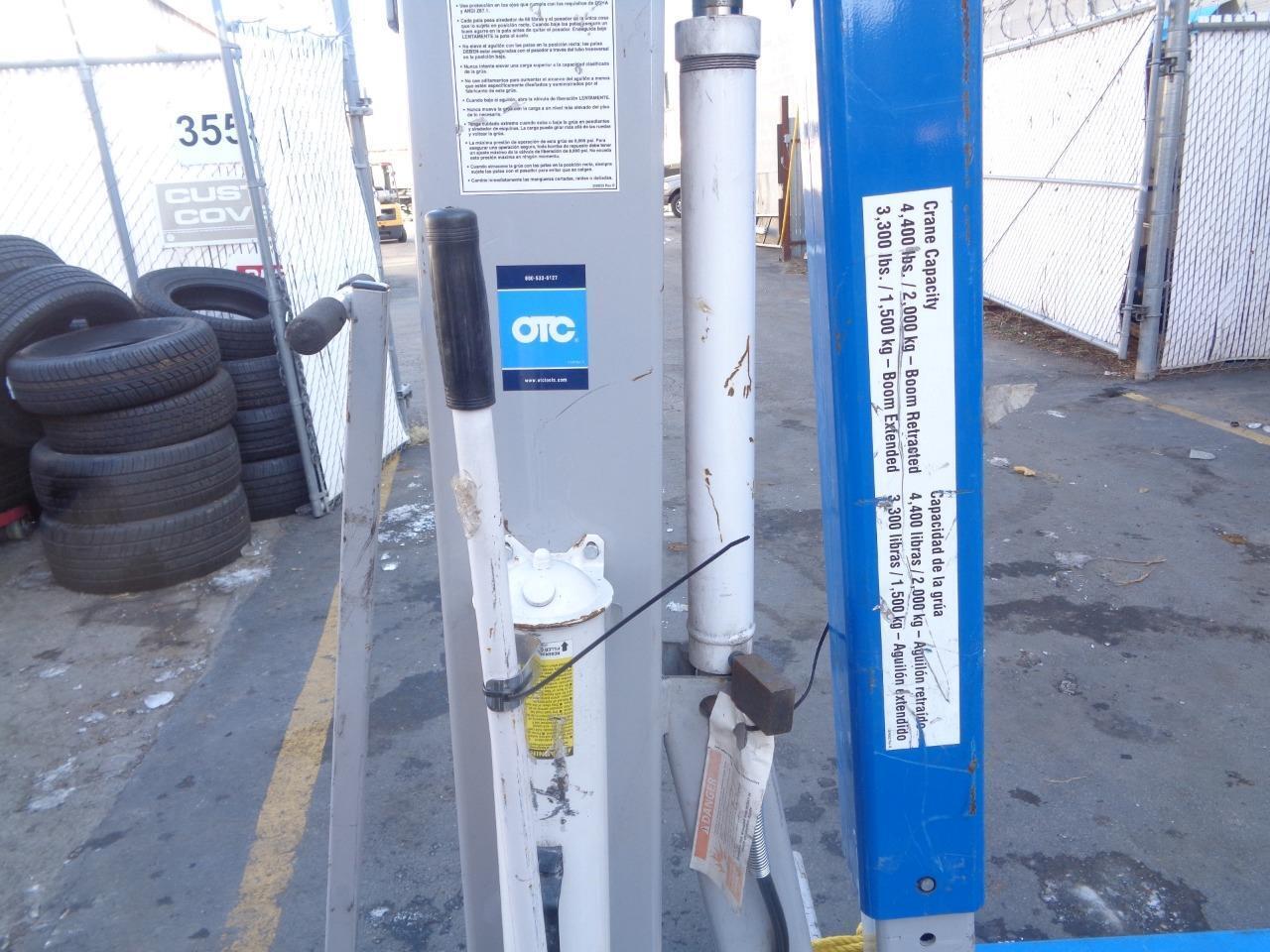 OTC 1820 4400LB DELUXE STEEL FLOOR CRANE 85" Ht 41-1/2" Lg 41-1/2" Wd