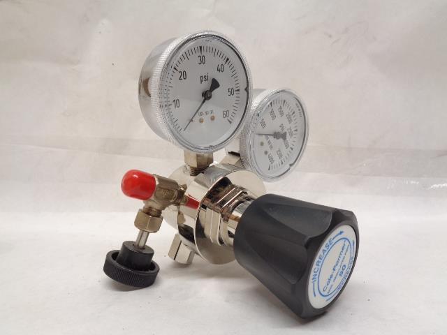 NEW AIRGAS GAUGE PRESSURE REGULATOR 0-60 PSI 0-4000 PSI Y11-S727B R27