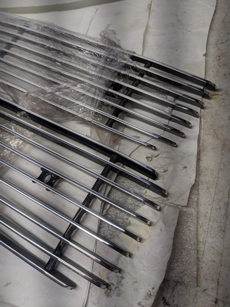 CARRIAGE WORKS 43912 BOLT-OVER GRILLE FOR 07-09 SILVERADO 2500-3500 HD NEW #2 SR