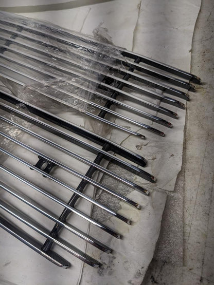 CARRIAGE WORKS 43912 BOLT-OVER GRILLE FOR 07-09 SILVERADO 2500-3500 HD NEW #2 SR