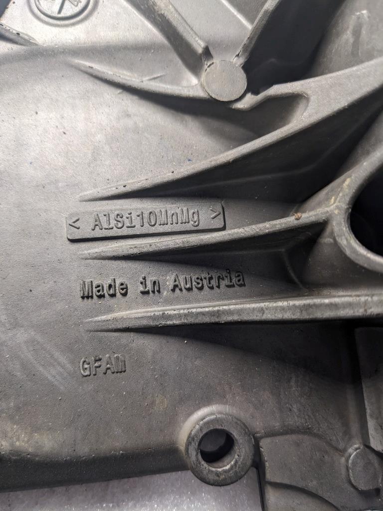 PORSCHE MACAN OIL-CONDUCTING HOUSING 94610705131 USED/GENUINE R25