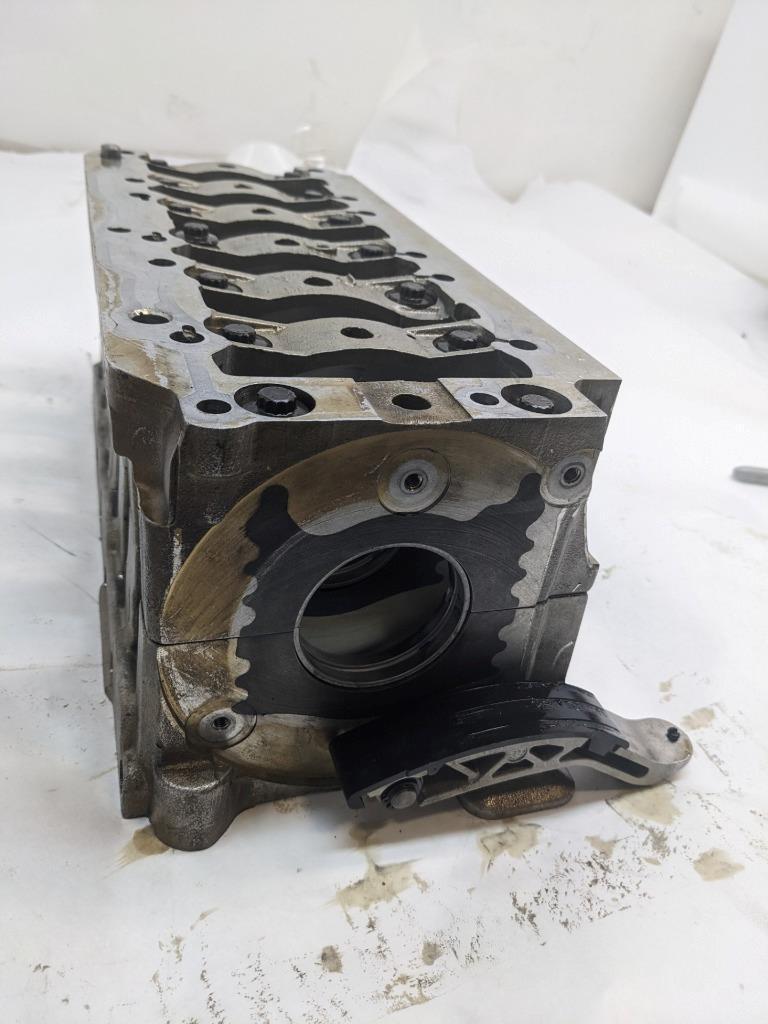 1998 PORSCHE 911 CRANKSHAFT BEARING CASE/CARRIER 9961011123R USED 996BGL2