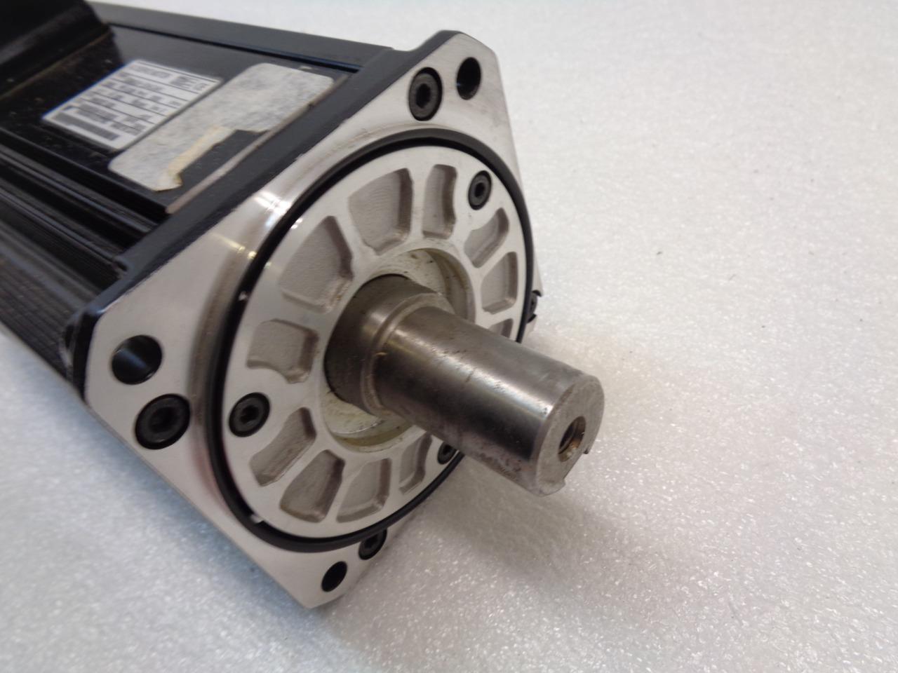 NEW YASKAWA AC SERVO MOTOR 3000RPM SGMSH-20ACA61 2.0KW SR