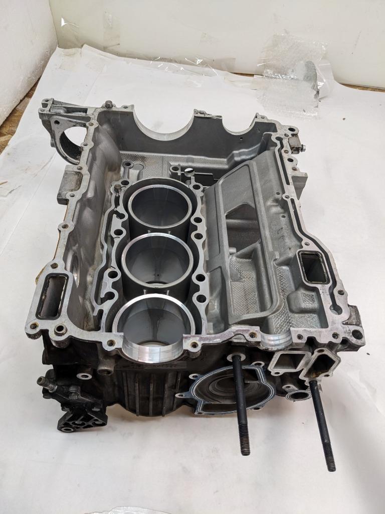 PORSCHE 911/996 3.4L RIGHT AND LEFT SIDE ENGINE BLOCK 9961011510R USED 996BGL2