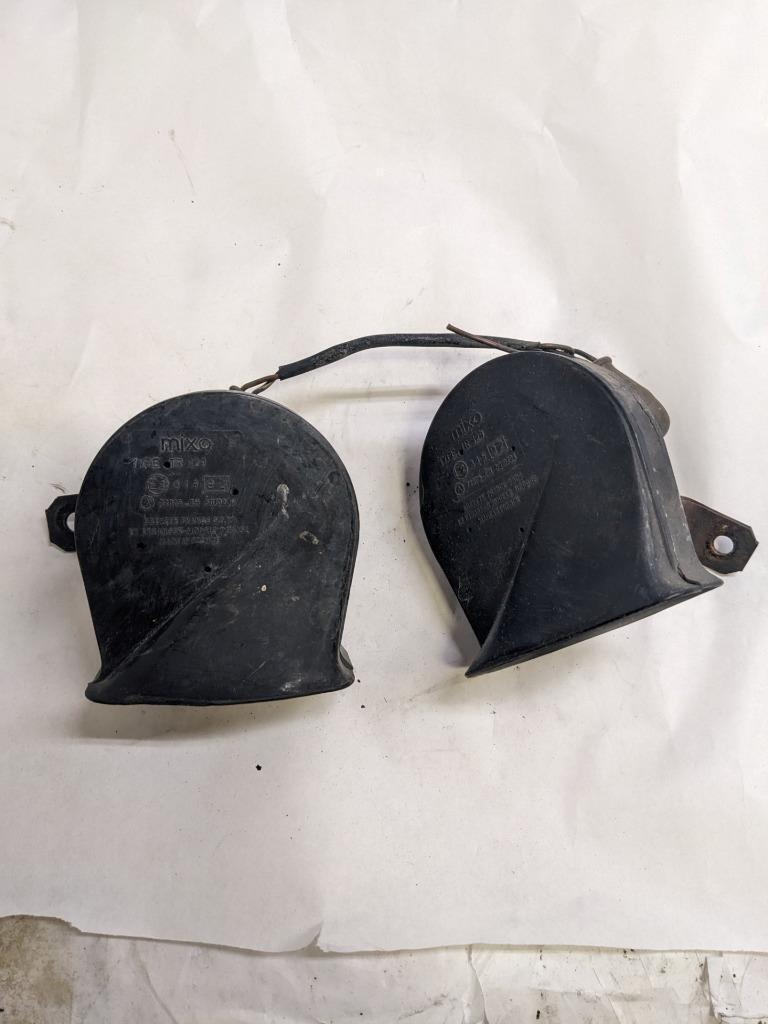 PORSCHE 84-91 944 LOW PITCH TONE ELECTRIC HORN SIREN MIXO TR129 PAIR #2 USED R21