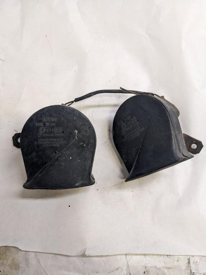 PORSCHE 84-91 944 LOW PITCH TONE ELECTRIC HORN SIREN MIXO TR129 PAIR #2 USED R21