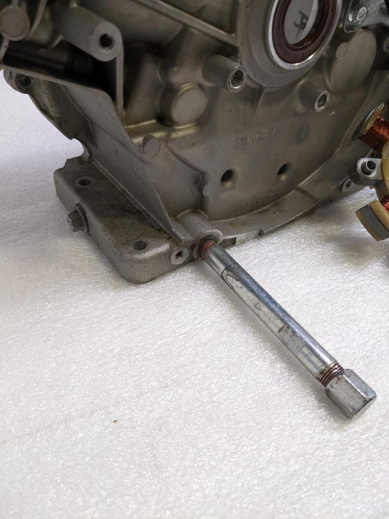 INCOMPLETE BRIGGS AND STRATTON 593663 SMALL ENGINE CYLINDER CASE & PARTS NEW R32