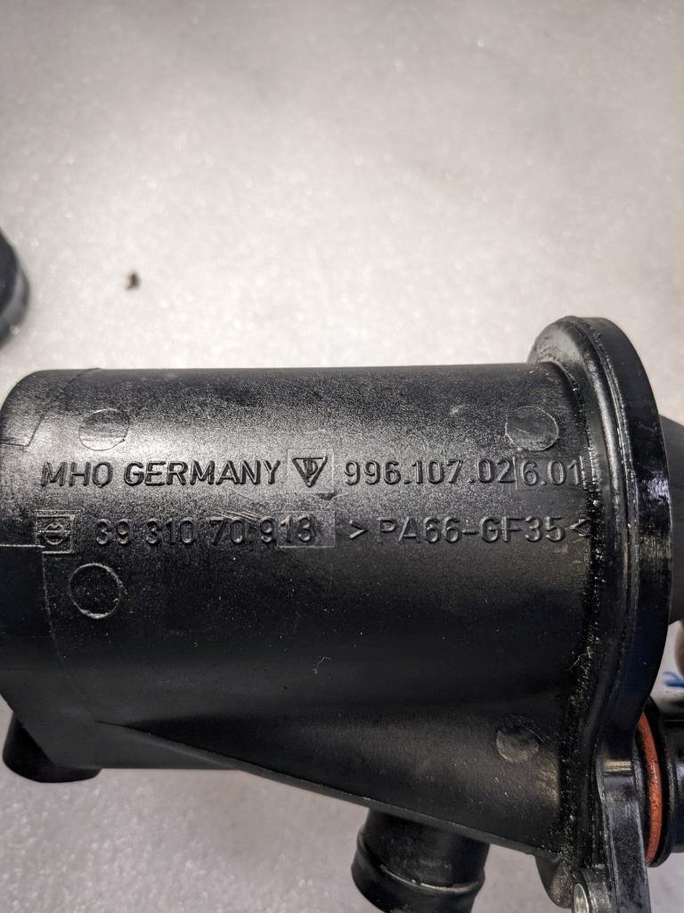 PORSCHE CAYMAN BOXSTER ENGINE MOTOR OIL SEPERATOR 99610702601 USED 996B.GL