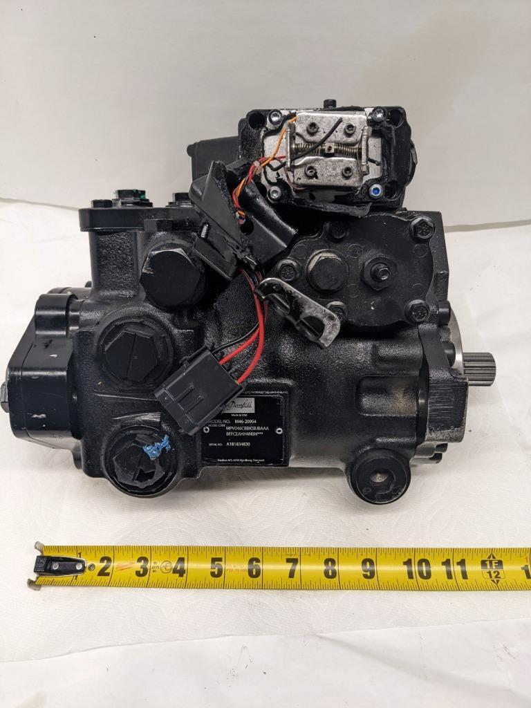 DANFOSS M46-20954 HYDRAULIC PUMP W/ DAMAGED PRESSURE CONTROL PILOT NEW H1