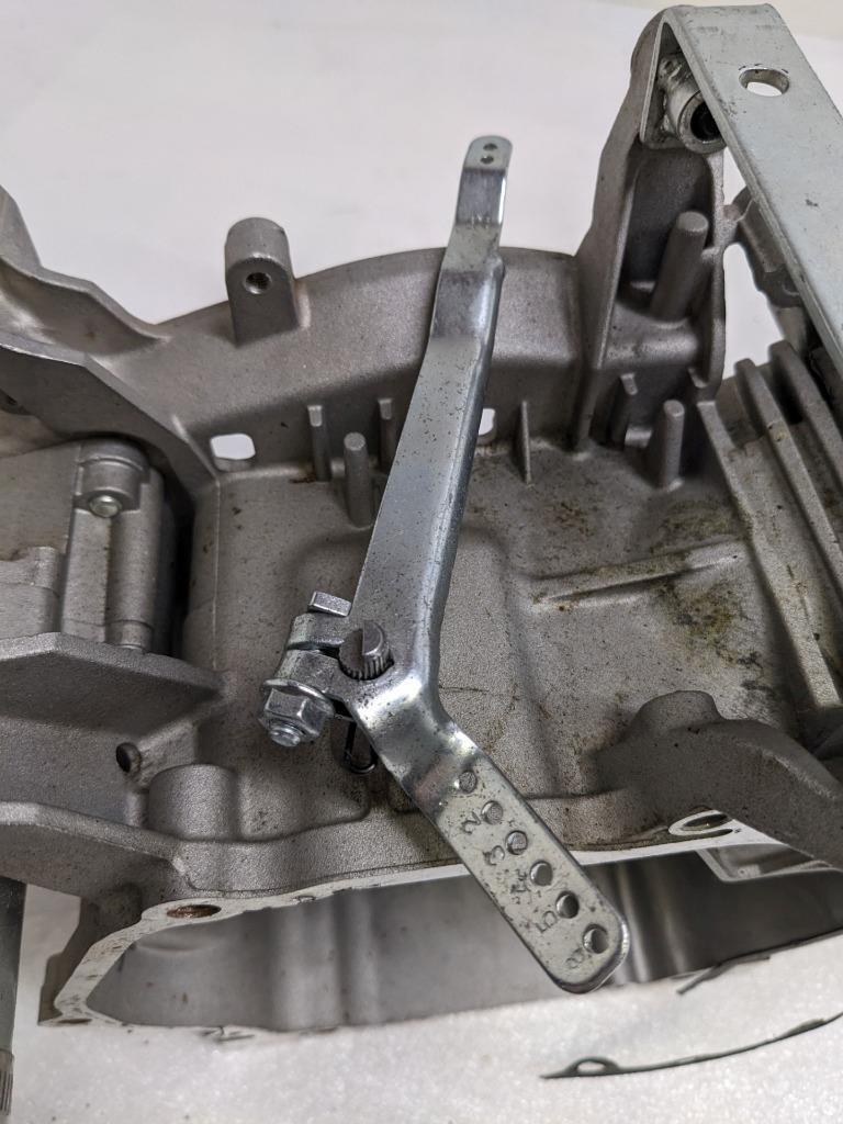 INCOMPLETE BRIGGS AND STRATTON 593663 SMALL ENGINE CYLINDER CASE & PARTS NEW R32