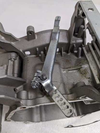 INCOMPLETE BRIGGS AND STRATTON 593663 SMALL ENGINE CYLINDER CASE & PARTS NEW R32