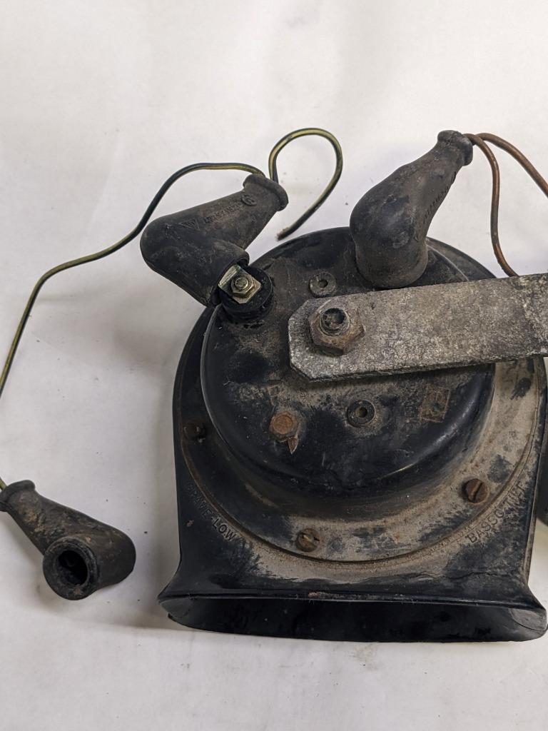 PORSCHE 84-91 944 LOW PITCH TONE ELECTRIC HORN SIREN MIXO TR129 PAIR USED R21