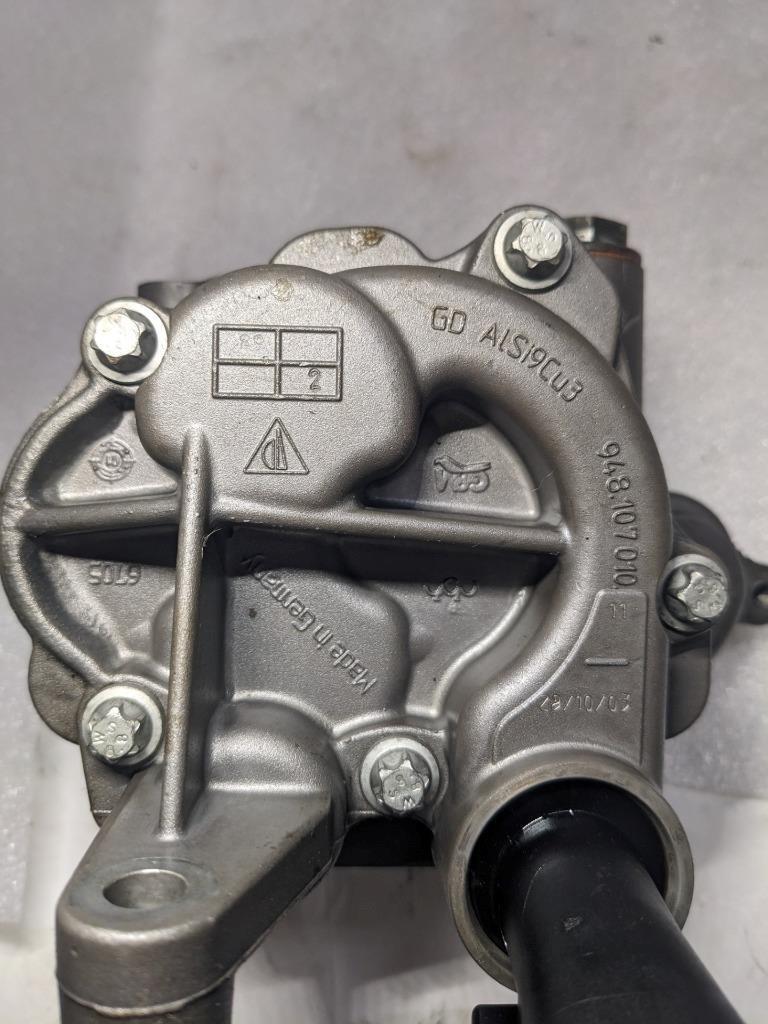 PORSCHE CAYENNE OIL PUMP WITH RESERVOIR 948107010 USED R24