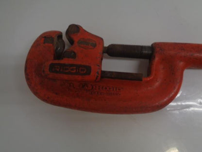 1 USED RIDGID 32820 2-A HEAVY DUTY PIPE CUTTER 1/8"-2" R28